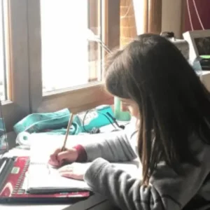 Alumna realizando clases de inglés online para Primaria