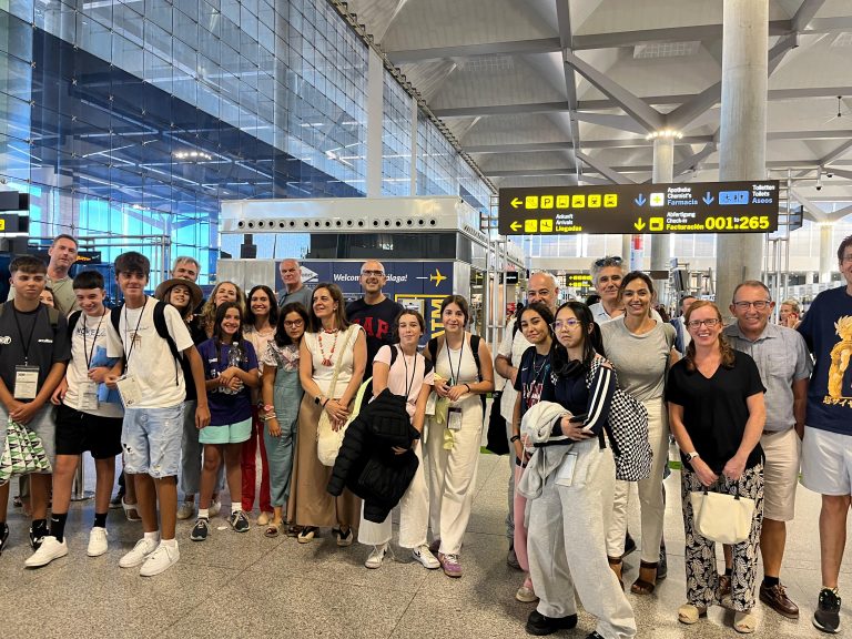 Alumnos de Inglés Divertido en el aeropuerto, antes de viajar a Irlanda