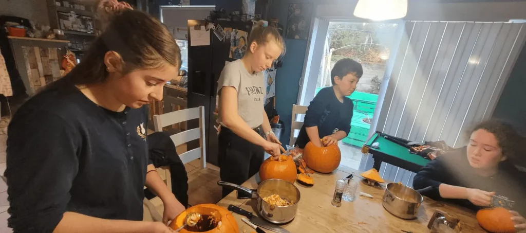 Alumnos durante una actividad familiar en su año escolar en Irlanda