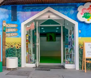 Entrada de la academia de inglés Inglés Divertido centro en Granada