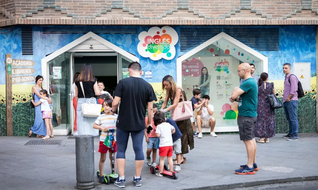 Fachada de la academia Inglés Divertido en Granada, especializada en clases de inglés para niños, adolescentes y preparación Cambridge.